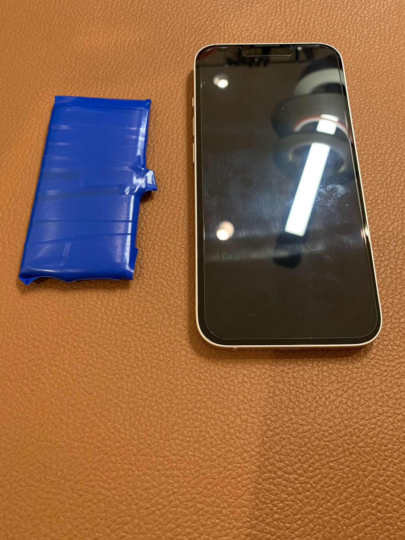 バッテリーが膨張してしまったiPhone13（アイフォン）バッテリー交換を承りました！！